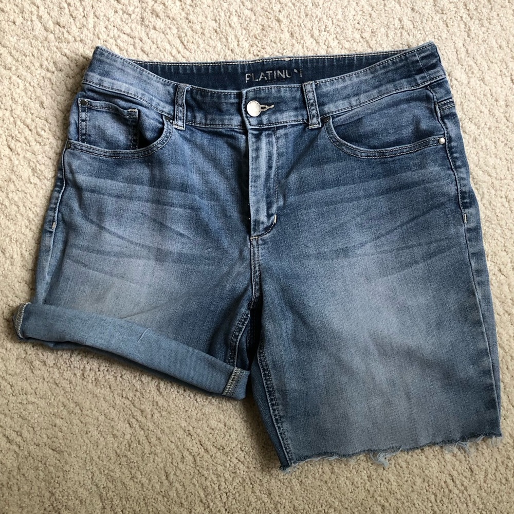 Platinum jean shorts, perfectly faded, can be worn with raw edge or rolled up - Picture 2 of 12